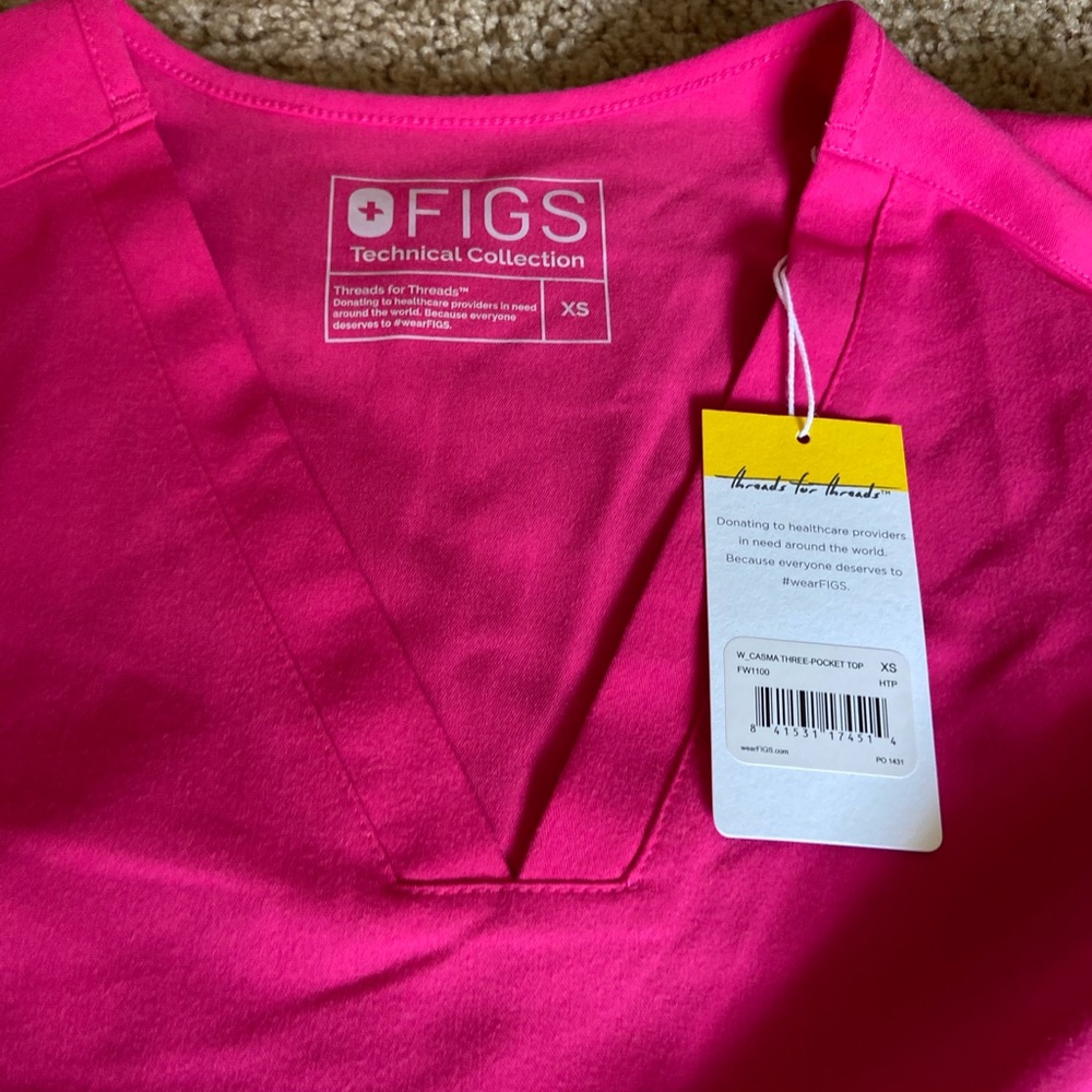 XS figs scrub top in pink